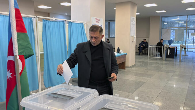 Azerbaiyán celebra este miércoles elecciones presidenciales con el actual líder del país, Ilham Aliyev, como claro favorito a la victoria tras lograr restablecer la integridad territorial del país al recuperar el control en septiembre pasado sobre Nagorno Karabaj. Más de 6.300 colegios electorales abrieron a las 08.00 hora local (04.00 GMT) en el país bañado por el mar Caspio, incluido los territorios recuperados tras la guerra de 2020 y la operación antiterrorista de septiembre del pasado año en el Karabaj. EFE/ Farid Gajramánov
