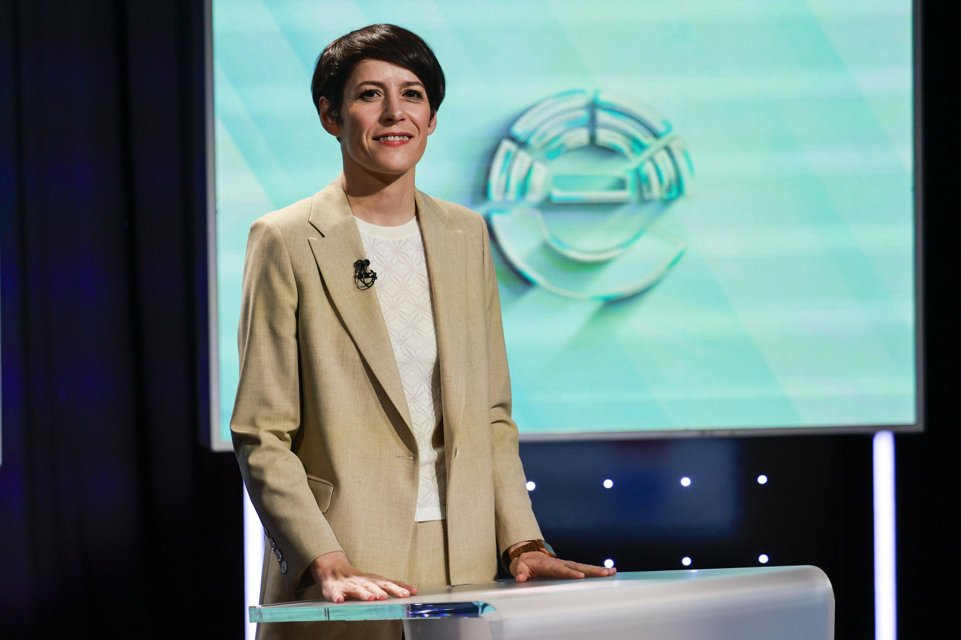 La candidata del BNG, Ana Pontón, durante el debate con el candidato del PSOE, Xosé Ramón Besteiro, celebrado este miércoles en el centro de RTVE de Santiago de Compostela. EFE/Lavandeira jr
