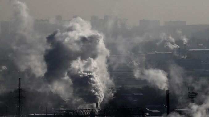 En la imagen de archivo, columnas de humo emergen de chimeneas de la caldera de gas de una vivienda durante un día a 14 grados bajo cero en Moscú (Rusia). EFE/ Maxim Shipenkov
