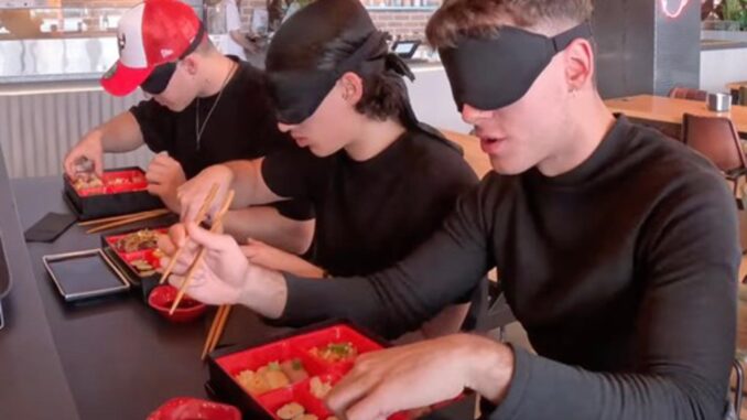 Pablo, Luis y Julio, tres jóvenes de Granada con los ojos vendados comen en un restaurante dentro de su reto que han documentado de cómo es el día a día de un ciego durante cinco jornadas, tras crear 'A modo nuestro', un proyecto que persigue romper límites y enfocar el mundo con nuevas perspectivas .EFE/ 'A modo seguro'//SOLO USO EDITORIAL/SOLO DISPONIBLE PARA ILUSTRAR LA NOTICIA QUE ACOMPAÑA (CRÉDITO OBLIGATORIO)//
