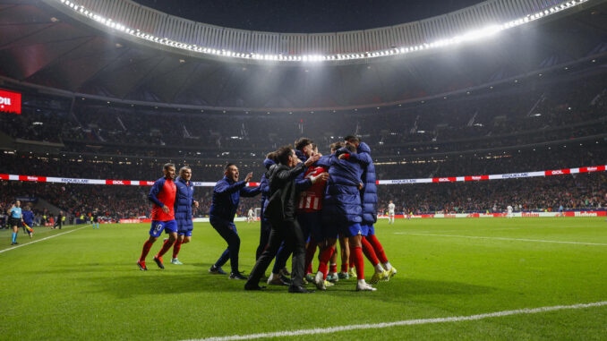 Los jugadores del Atlético celebran un gol esta temporada en el Metropolitano. EFE/Rodrigo Jiménez
