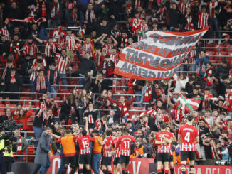 Los jugadores del Athletic Club celebran el tercer gol del equipo vasco durante el partido de vuelta de semifinales de la Copa del Rey en el estadio de San Mamés, en Bilbao. EFE/Luis Tejido