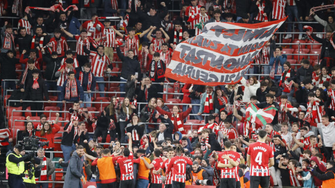 Los jugadores del Athletic Club celebran el tercer gol del equipo vasco durante el partido de vuelta de semifinales de la Copa del Rey en el estadio de San Mamés, en Bilbao. EFE/Luis Tejido
