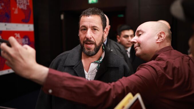 Adam Sandler asiste a la conferencia de prensa 'Spaceman' durante el 74º Festival Internacional de Cine de Berlín 'Berlinale' en Berlín, Alemania, 21 de febrero de 2024. (Cine, Alemania) EFE/EPA/CLEMENS BILAN
