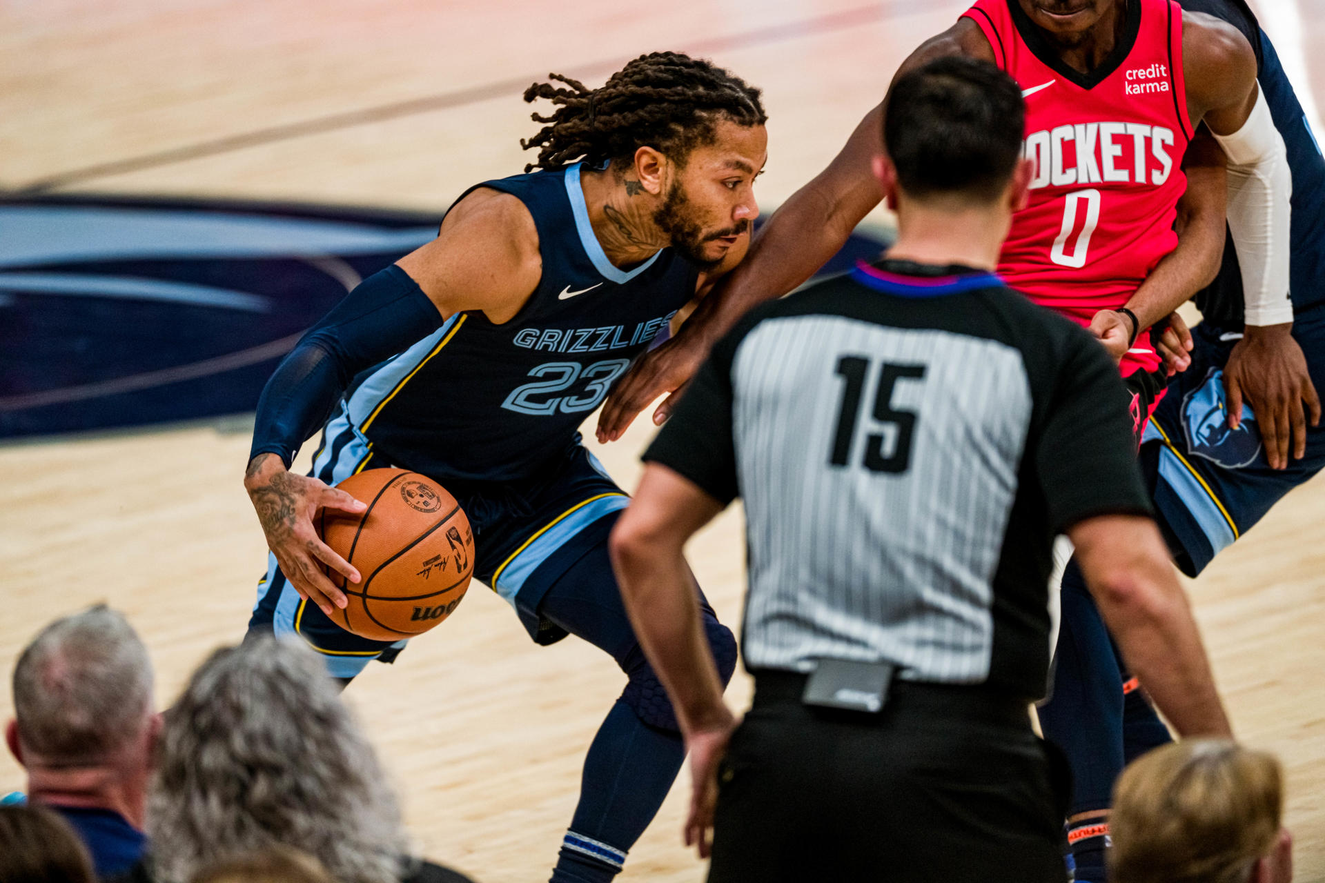 Derrick Rose (i) de Grizzlies controla un balón este miércoles, durante un partido de la NBA entre Houston Rockets y Memphis Grizzlies en el estadio FedEx Forum en Memphis, Tennessee (EE.UU.). EFE/ Matthew A. Smith
