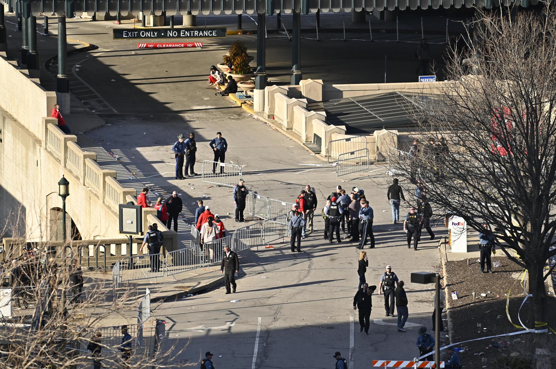 Policías permanecen en la estación central de ferrocarriles Union Station después de un tiroteo en el desfile de celebración del Super Bowl de los Kansas City Chief, en el centro de Kansas City, Misuri (EE.UU.), este 14 de febrero de 2024. EFE/EPA/Dave Kaup
