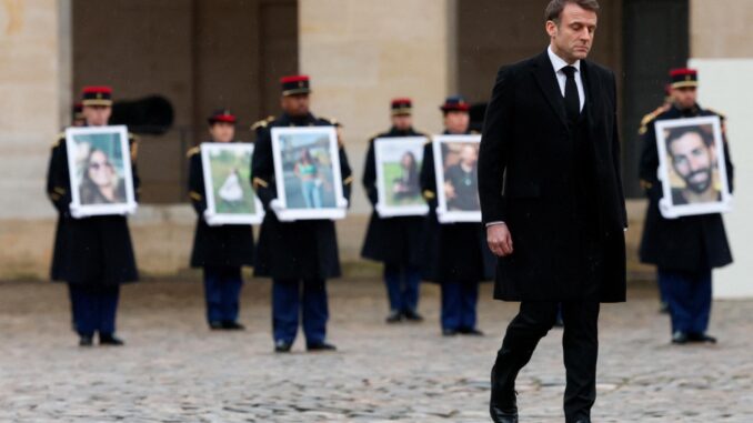 El presidente francés, Emmanuel Macron camina junto a retratos de varios asesinados por Hamás el 7 de octubre pasado. EFE/EPA/GONZALO FUENTES / POOL MAXPPP OUT
