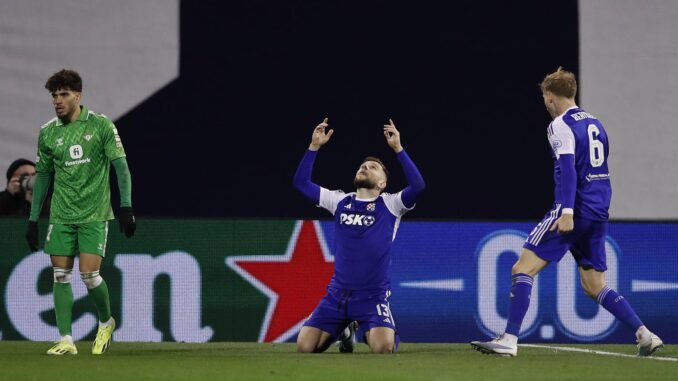 El futbolista del Dinamo de Zagreb Stefan Ristovski (C) celebra su gol frente al Betis. EFE/EPA/ANTONIO BAT
