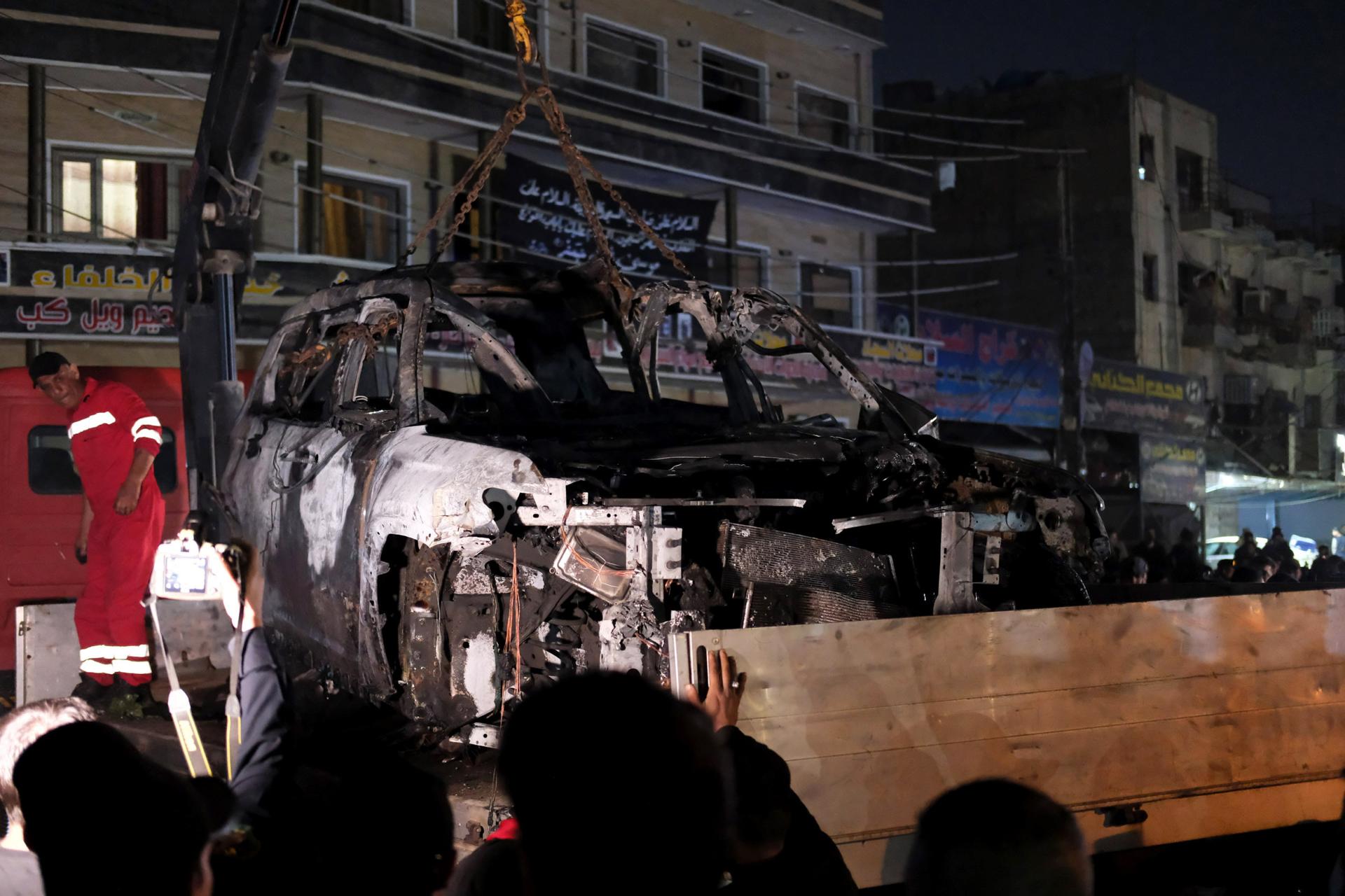 Las fuerzas de seguridad iraquíes retiran un camión incendiado que fue objetivo de un ataque con drones estadounidenses en el distrito de Mashtal, al este de Bagdad, Irak. EFE/EPA/AHMED JALIL
