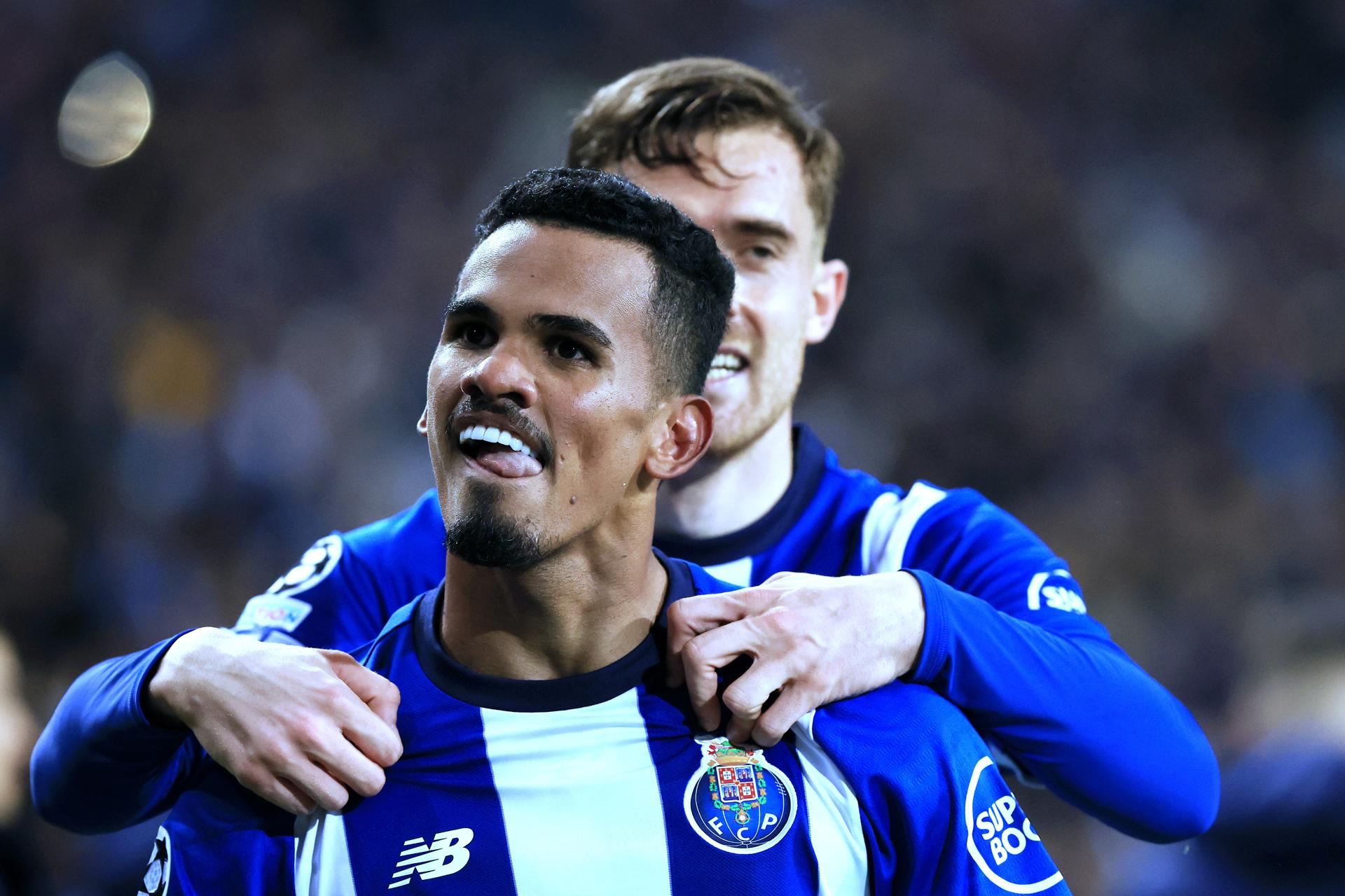 El jugador del FC Porto Wenderson Galeno celebra el 1-0 durante el partido de la UEFA Champions League que ha jugado FC Porto y Arsenal FC, e Do Dragao, Oporto, Portugal. EFE/EPA/ESTELA SILVA
