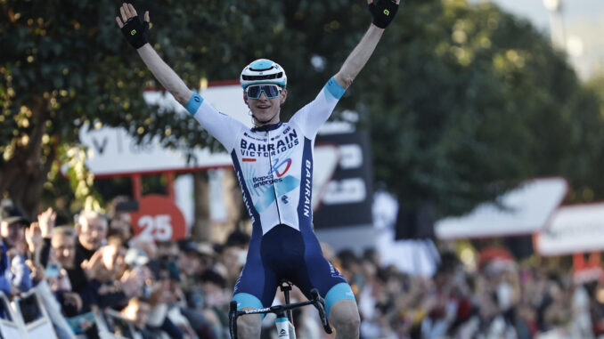 El esloveno del Bahrain Victorious, Matej Mohoric, celebra su victoria en la segunda etapa de la Volta a la Comunitat Valenciana-GP Banc Sabadell, entre Canals y La Mancomunitat de la Valldinga de 162 kilómetros. EFE/Biel Aliño
