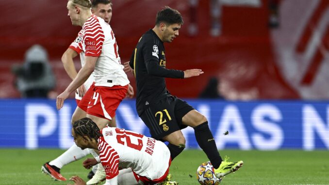 Los jugadores del Leipzig Xaver Schlager (I) y Xavi Simons (C) en acción ante Brahim Diaz (d) durante el partido de octavos de la Liga de Campeones jugado en en Leipzig, Alemania. EFE/EPA/FILIP SINGER
