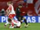 Los jugadores del Leipzig Xaver Schlager (I) y Xavi Simons (C) en acción ante Brahim Diaz (d) durante el partido de octavos de la Liga de Campeones jugado en en Leipzig, Alemania. EFE/EPA/FILIP SINGER