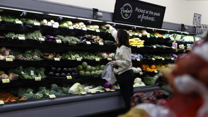 Una cliente elige productos en un supermercado de Albertsons, en Alhambra, California (EE.UU.), este 26 de febrero de 2024. EFE/EPA/Caroline Brehman
