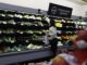 Una cliente elige productos en un supermercado de Albertsons, en Alhambra, California (EE.UU.), este 26 de febrero de 2024. EFE/EPA/Caroline Brehman