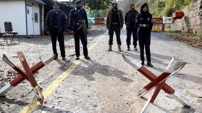 Funcionarios de seguridad paquistaníes hacen guardia frente a la residencia del ex primer ministro condenado Imran Khan, en Islamabad, el 1 de febrero de 2024. EFE/EPA/SOHAIL SHAHZAD
