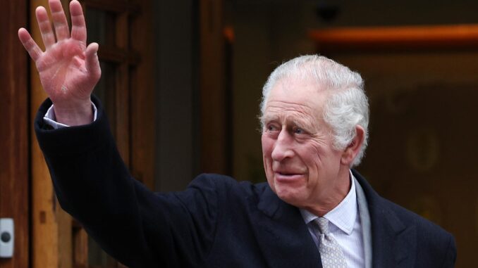 El rey Carlos III de Gran Bretaña saluda a su salida de la clínica de Londres el 29 de enero de 2024. EFE/EPA/ANDY RAIN
