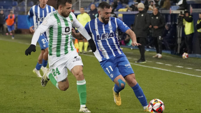 El centrocampista del Alavés Luis Rioja (d) disputa un balón ante el defensa Aitor Ruibalen el estadio de Mendizorroza de Vitoria (País Vasco) en foto de archivo de L. Rico. EFE
