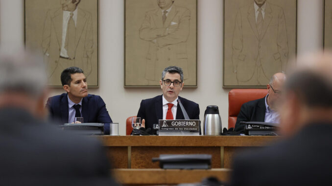 El ministro de la Presidencia, Justicia y Relaciones con las Cortes, Félix Bolaños (c), comparece este jueves en la Comisión Constitucional del Congreso para informar de los objetivos de sus departamentos. EFE/ J P Gandul
