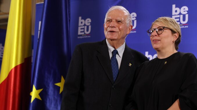 El alto representante de la Unión Europea para Asuntos Exteriores y Política de Seguridad, Josep Borrell, y la ministra belga de Cooperación al Desarrollo y Política Urbana, Caroline Gennez, asisten a una reunión de ministros de Desarrollo de la UE en Bruselas (Bélgica), el 12 de febrero de 2024. EFE/EPA/OLIVIER HOSLET
