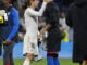 El centrocampista del Real Madrid Luka Modric (i) saluda a Sergio Ramos, del Sevilla, durante el partido de Liga que Real Madrid y Sevilla FC han disputado este domingo en el estadio Santiago Bernabéu. EFE/Javier Lizón