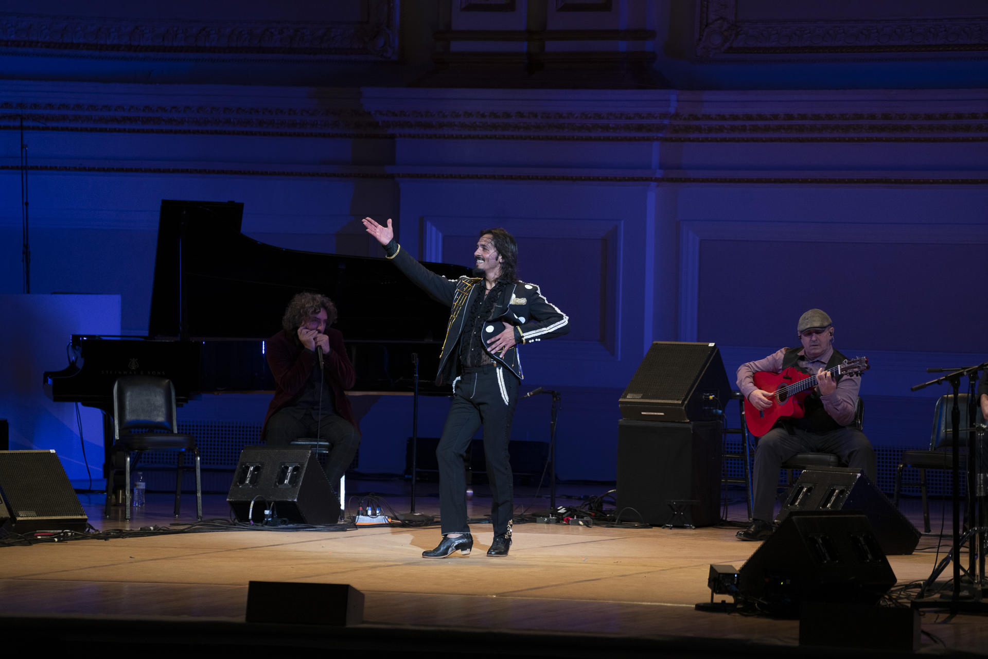 El espíritu del guitarrista Paco de Lucía se adueñó este martes de Nueva York al cumplirse diez años de su muerte, con un excepcional concierto en la mítica sala Carnegie Hall que reunió a lo mejor del flamenco actual y a músicos de varios continentes. En la imagen, el bailaor sevillano Farruquito actúa anoche en la semana 'Paco de Lucía Legacy'. EFE/Womack
