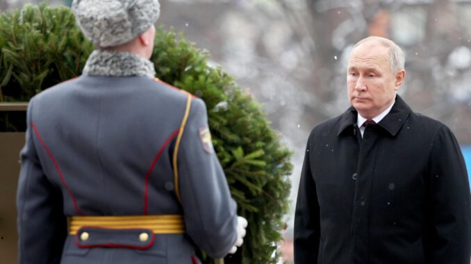 El presidente ruso, Vladímir Putin, participa en la ceremonia de colocación de una ofrenda floral en la Tumba del Soldado Desconocido en el Jardín Alexander, el Día del Defensor de la Patria, en Moscú, el 23 de febrero de 2024. EFE/EPA/SERGEI SAVOSTYANOV / SPUTNIK / KREMLIN POOL MANDATORY CREDIT
