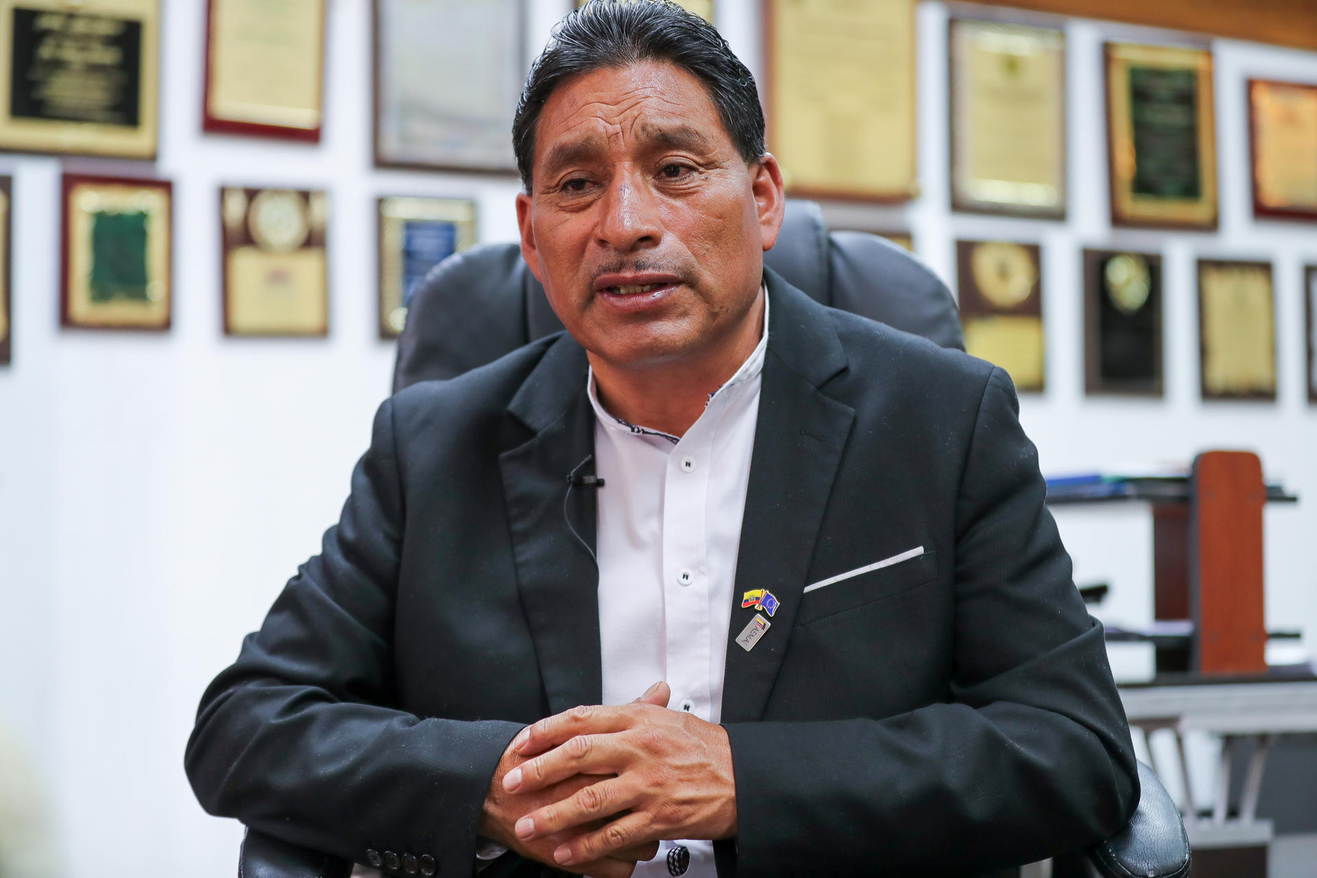 El prefecto de Chimborazo, Hermel Tayupanda Cuvi, habla en entrevista con EFE el 5 de febrero de 2024, en Rio Bamba (Ecuador). EFE/ José Jácome
