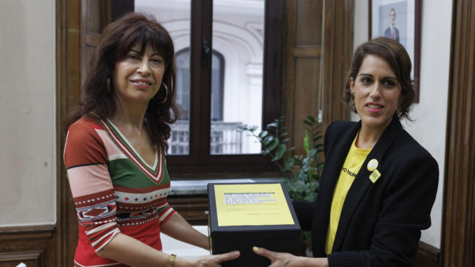 La ministra de Igualdad, Ana Redondo, recibe a la presidenta de Malasmadres, Laura Baena, que le ha entregado las firmas de la campaña "Yo no renuncio" que lucha por una conciliación real, este miércoles en la sede del ministerio, en Madrid. EFE/Sergio Pérez
