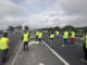 Agricultores cortan la autovía A-92, en Arahal, desde primera hora de la mañana de este martes en la provincia de Sevilla para seguir con las protestas y las movilizaciones que llevan a cabo desde hace una semana en diversos lugares de España. EFE/Fermín Cabanillas