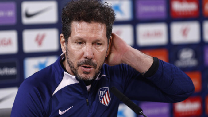 Diego Simeone, técnico de equipo, durante la rueda de prensa ofrecida tras el entrenamiento del Atlético de Madrid este martes..EFE/Rodrigo Jiménez
