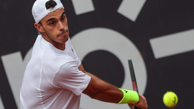 El argentino Francisco Cerundolo devuelve la pelota ante el español Albert Ramos-Vinolas este miércoles, durante un partido del Abierto de Tenis de Río ATP500, en el Jockey Club Brasileiro en Río de Janeiro (Brasil). EFE/ André Coelho
