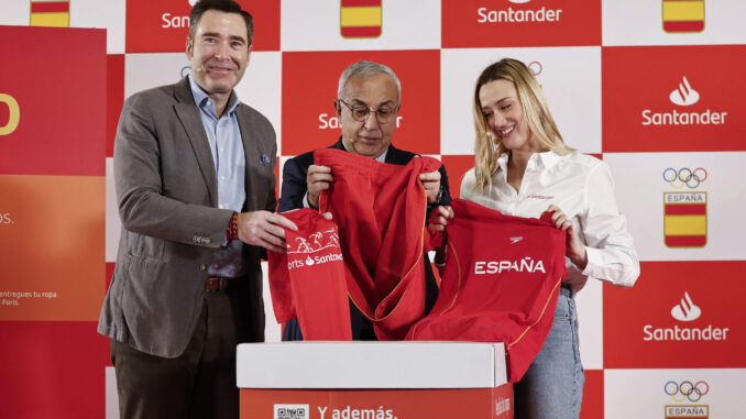 El director de marketing del Banco Santander, Felipe Martín, la nadadora olímpica Mireia Belmonte y el presidente del Comité Olímpico Español (COE), Alejandro Blanco, y participan en la presentación del proyecto común por la sostenibilidad ante los Juegos de París del COE y el Banco de Santander en la sede del COE en Madrid. EFE/ Sergio Pérez
