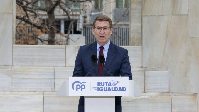 El líder del Partido Popular (PP), Alberto Núñez Feijóo, presenta la Ruta por la Igualdad de los españoles, este jueves en los Jardines de la Transición Española en Madrid. EFE/ Zipi
