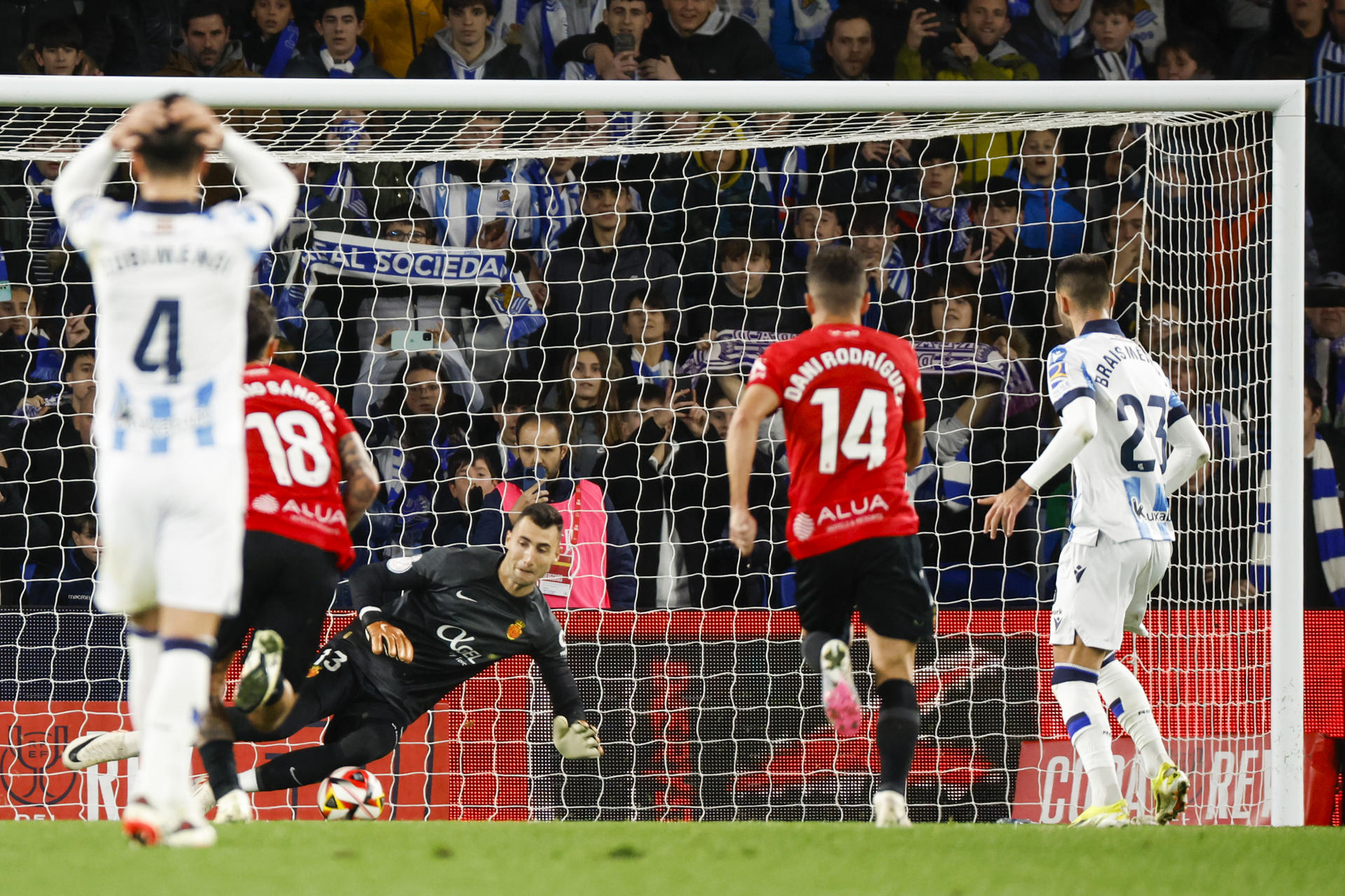 El portero eslovaco del RCD Mallorca Dominik Greif (c) para el penalti lanzado por Brais Méndez (d), de la Real Sociedad, durante el partido de vuelta de las semifinales de la Copa del Rey que Real Sociedad y RCD Mallorca disputaron en el Reale Arena, en San Sebastián. EFE/Javier Etxezarreta
