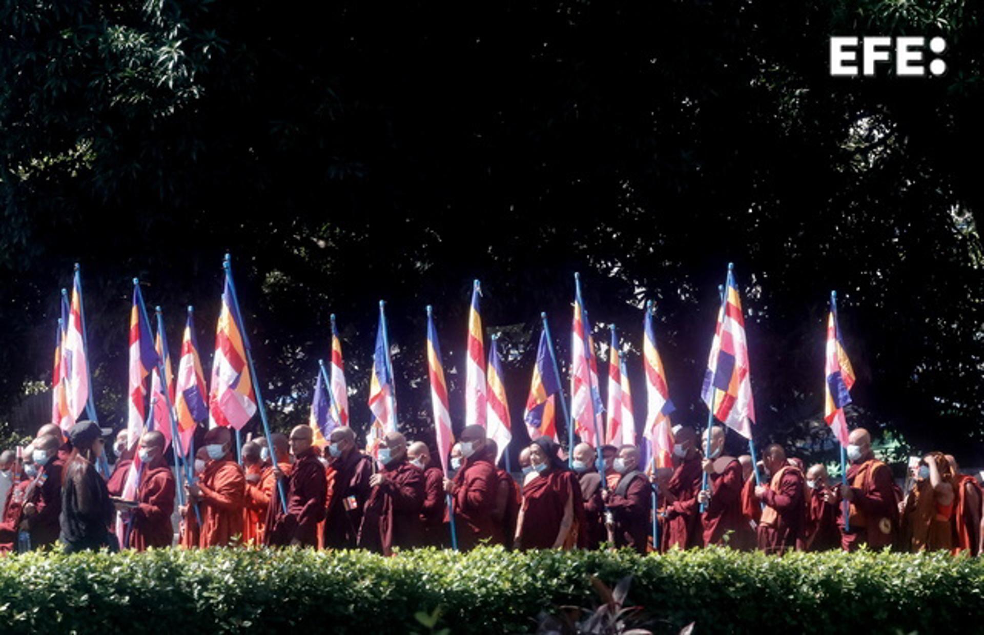 Yangon (Myanmar), 01/02/2024.- Buddhist monks hold religious flags as they demonstrate against the People's Defence Force (PDF) and ethnic armed groups during a rally marking the third anniversary of the military coup, in Yangon, Myanmar, 01 February 2024. Anti-coup groups called for the public to participate in a 'silent strike' across the country to protest against the military coup, by staying at home from 10 am to 4 pm on 01 February 2024, the day marking the third anniversary of the 2021 military coup. (Protestas, Golpe de Estado, Birmania) EFE/EPA/STRINGER
