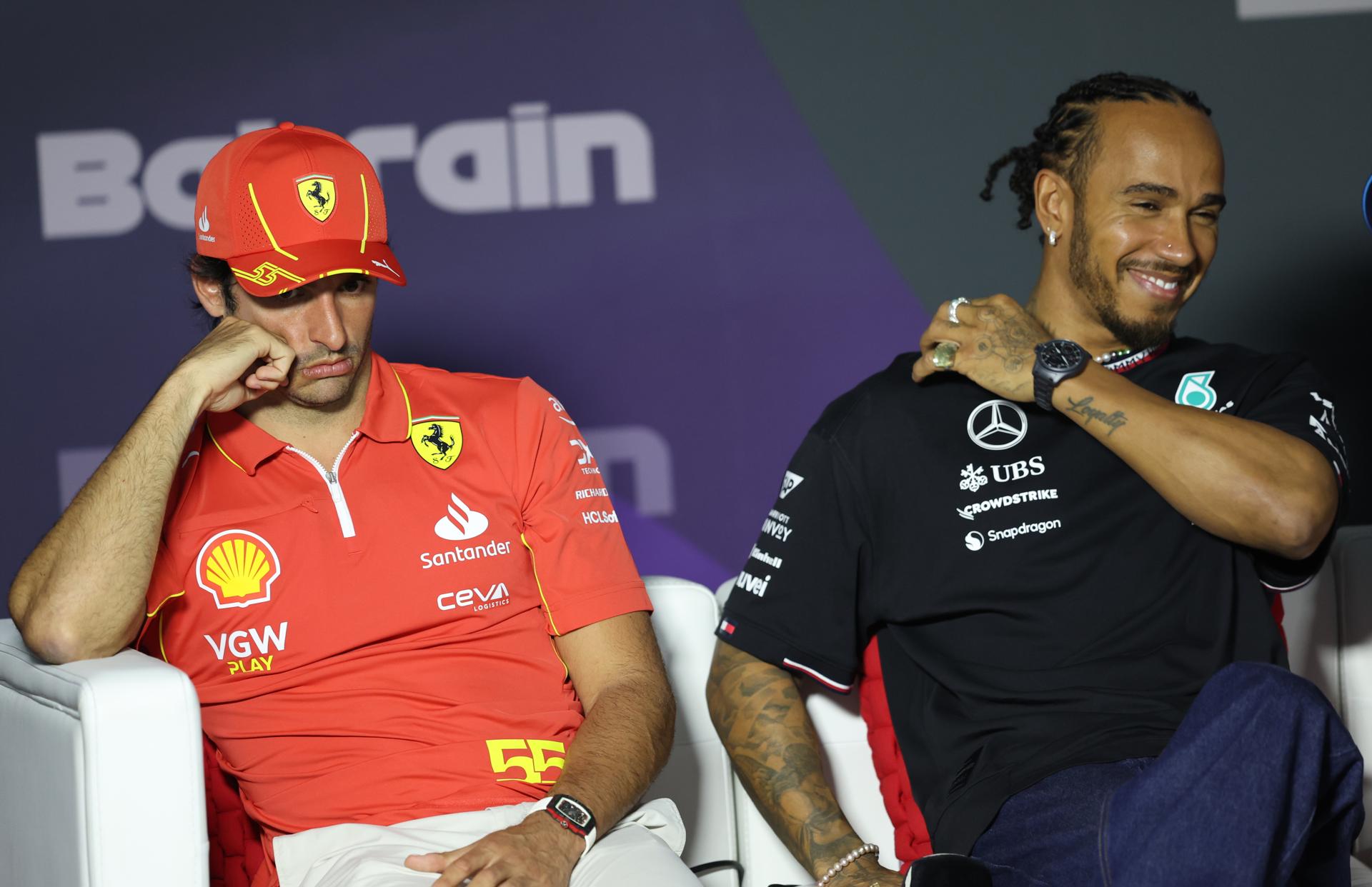 El piloto español Carlos Sainz (i) de, Scuderia Ferrari, y el piloto británico Lewis Hamilton, de Mercedes-AMG Petronas, en una conferencia de prensa previa al Gran Premio de Bahréin de Fórmula uno, en Sakhir, Bahréin. EFE/EPA/ALI HAIDER
