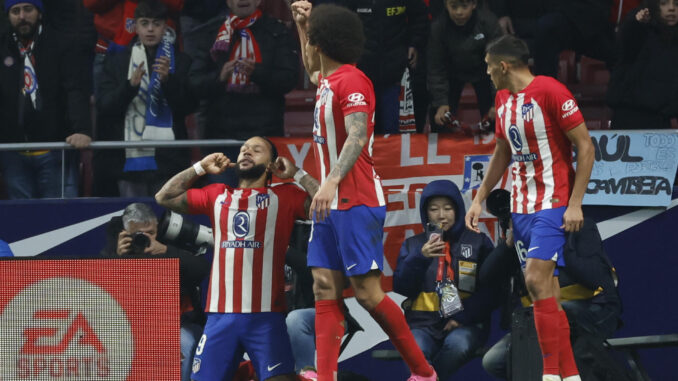 El delantero del Atlético Memphis Depay (i) celebra su gol, segundo del equipo, durante el partido de LaLiga EA Sports que Atlético de Madrid y Rayo Vallecano disputaron en el estadio Metropolitano. EFE/Juanjo Martín
