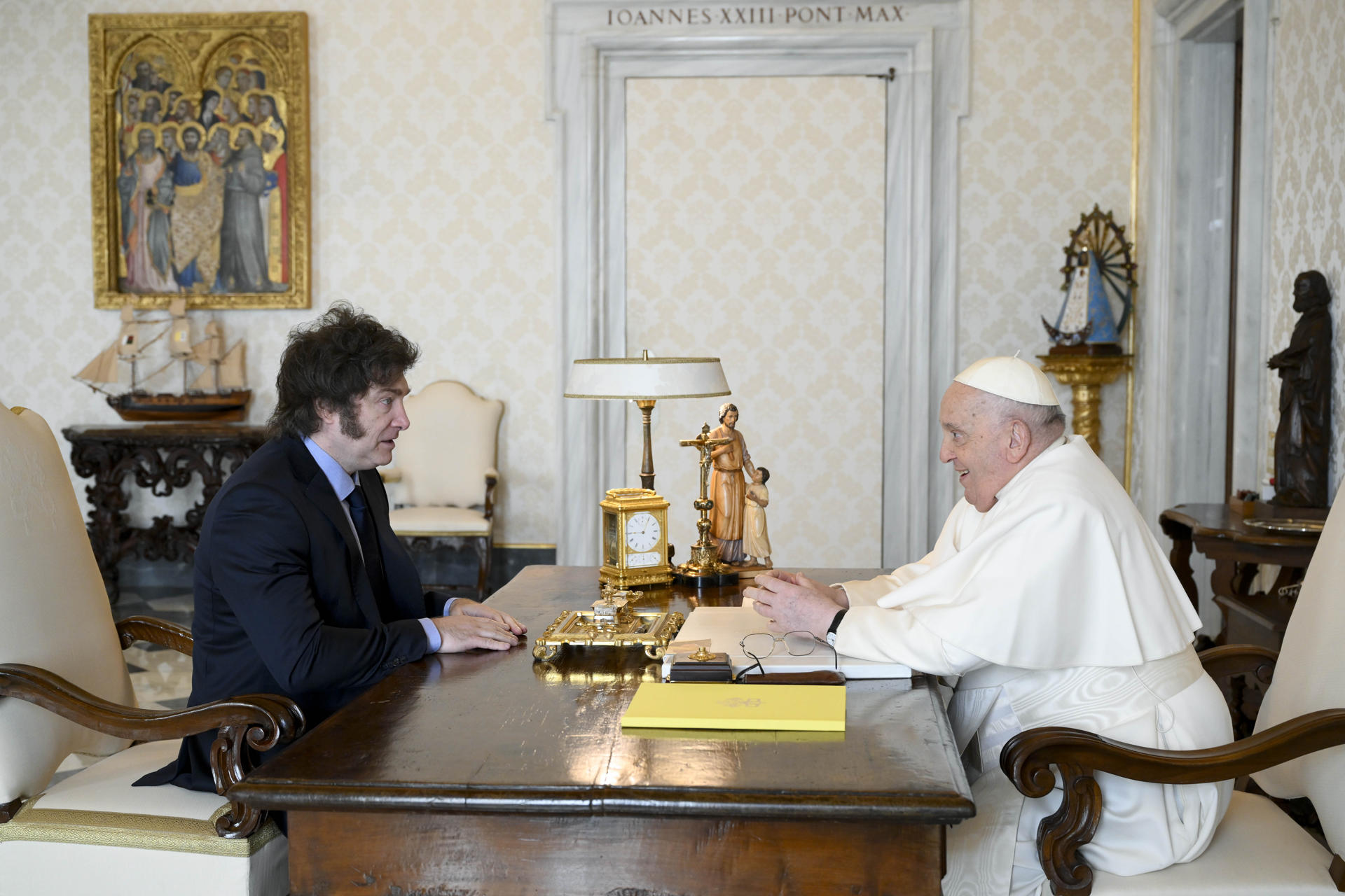 El papa Francisco y el presidente argentino, Javier Milei durante su encuentro privado este lunes en el Vaticano. EFE/Simone Risoluti/Servicio Fotográfico Vaticano / SOLO USO EDITORIAL
