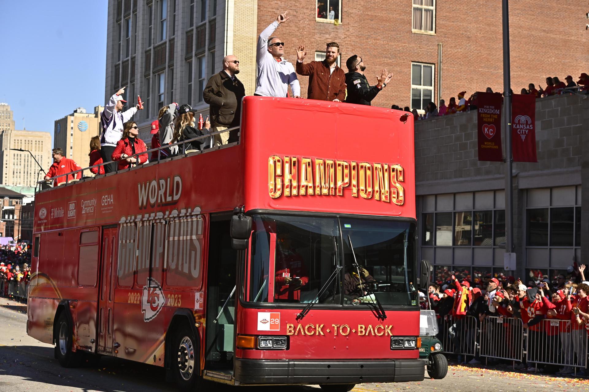 Jugadores de Kansas City Chiefs celebran en el desfile de la victoria por ganar el Super Bowl LVIII NFL Victory Parade en Kansas City, Missouri (EE.UU.). EFE/EPA/DAVE KAUP

