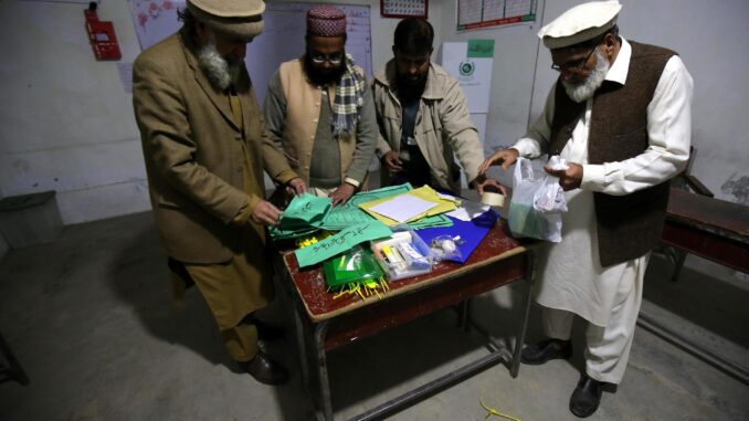 El personal electoral paquistaní instaló un colegio electoral en Peshawar, capital de la provincia de Khyber-Pakhtunkhwa (Pakistán), el 7 de febrero de 2024. EFE/EPA/BILAWAL ARBAB
