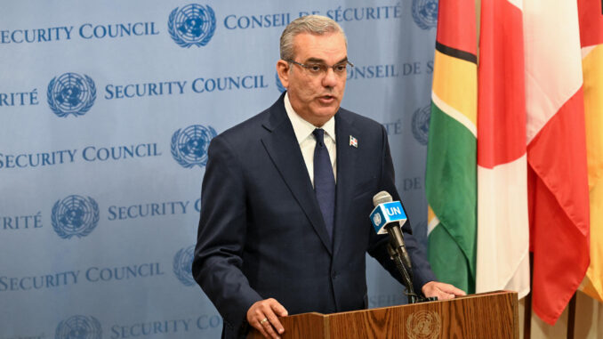 Fotografía cedida por la ONU donde aparece el presidente de República Dominicana, Luis Abinader, mientras habla durante una rueda de prensa tras su intervención en una sesión del Consejo de Seguridad en Nueva York. EFE/Evan Schneider/ONU
