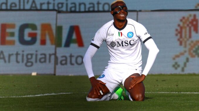 El delantero del Nápoles Victor Osimhen se lamenta durante el partido de la Serie A jugado en el Unipol domus de Cagliari, Italia. EFE/EPA/FABIO MURRU
