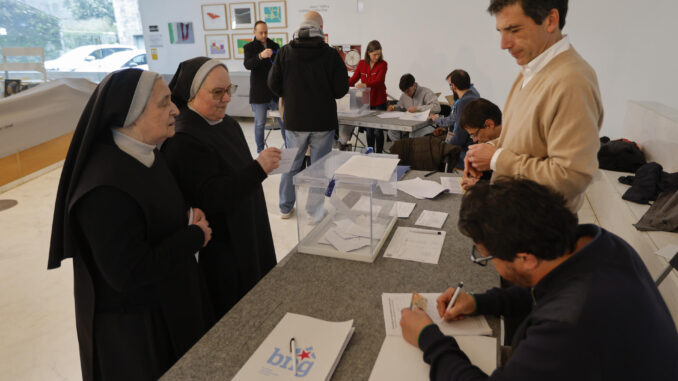 Dos monjas ejercen su derecho al voto en un colegio electoral en Santiago de Compostela al comienzo de la jornada electoral en Galicia, este domingo. EFE/ Lavandeira Jr
