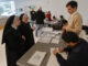 Dos monjas ejercen su derecho al voto en un colegio electoral en Santiago de Compostela al comienzo de la jornada electoral en Galicia, este domingo. EFE/ Lavandeira Jr