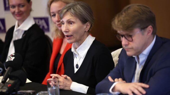 Marina Litvinenko (Centro), activista rusa y viuda del desertor ruso naturalizado británico Alexander Litvinenko, habla en un panel organizado por la Asociación de Prensa Extranjera (FPA) sobre la oposición rusa tras Alexi Muerte de Navalny, en Londres, Gran Bretaña, el 28 de febrero de 2024. (Rusia, Reino Unido, Londres) EFE/EPA/NEIL HALL
