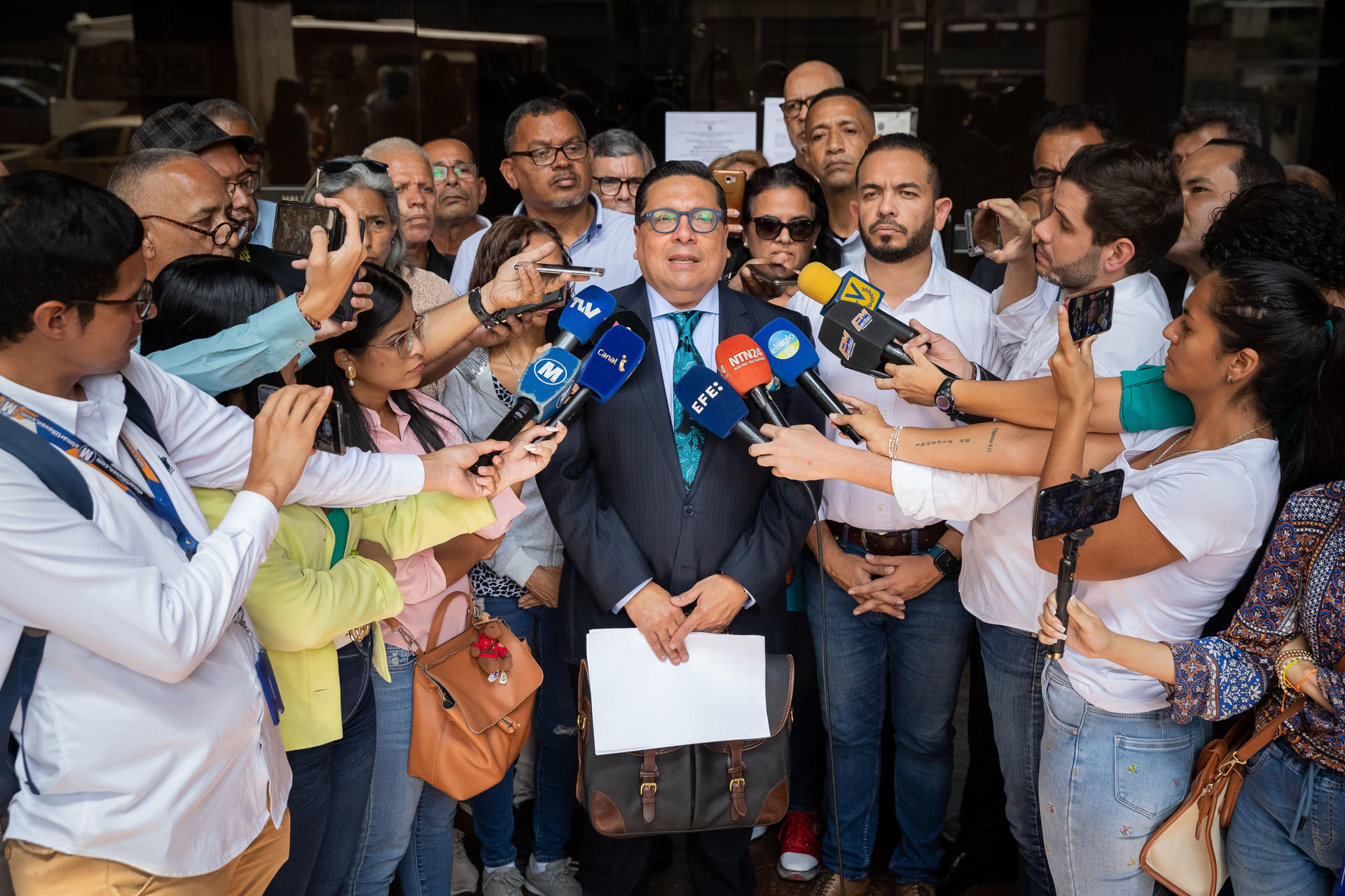 El abogado Omar Mora Tosta habla con los medios de comunicación, este 31 de enero de 2024 en Caracas (Venezuela). EFE/Rayner Peña R
