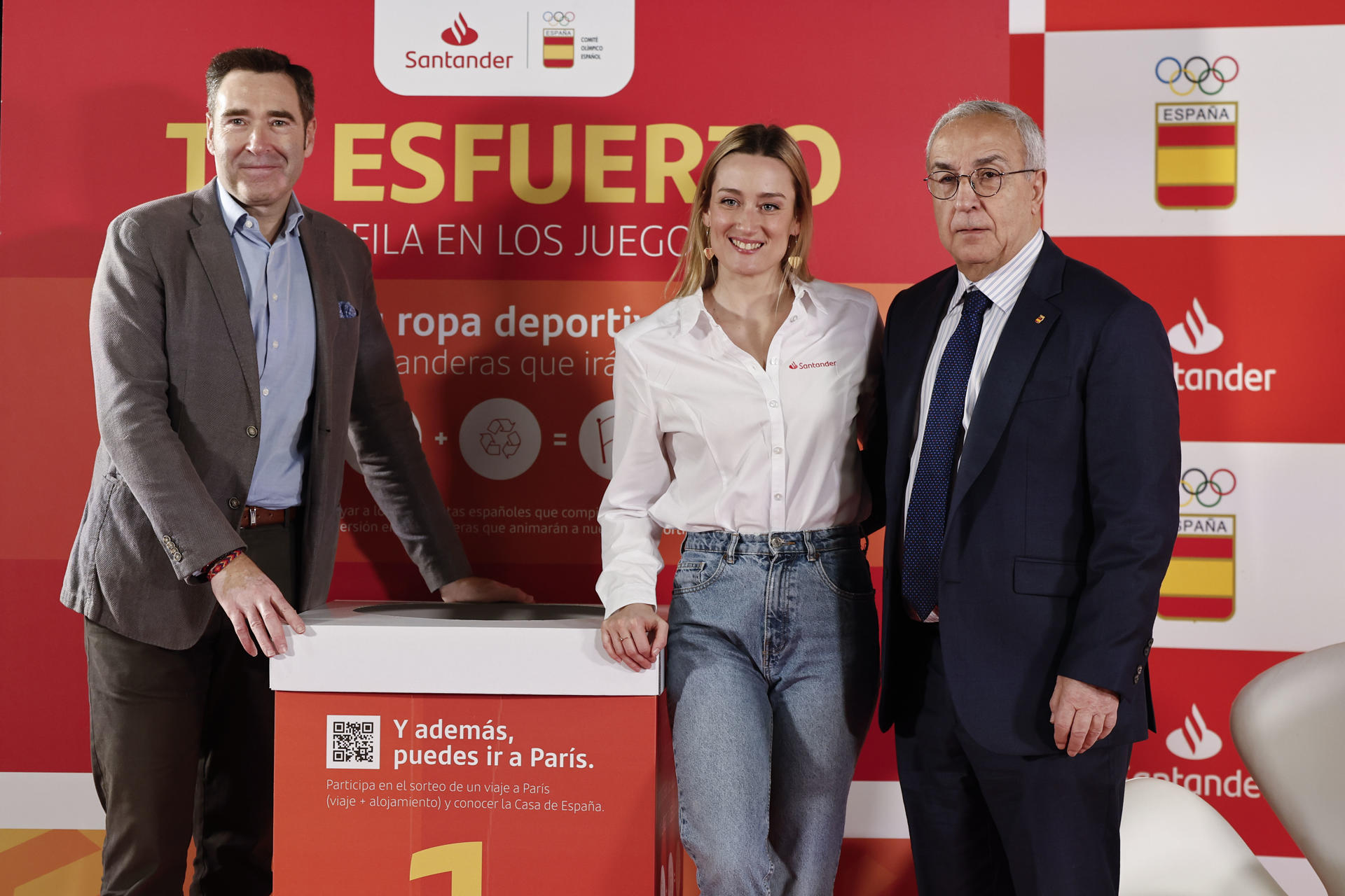 El director de marketing del Banco Santander, Felipe Martín, la nadadora olímpica Mireia Belmonte y el presidente del Comité Olímpico Español (COE), Alejandro Blanco, y participan en la presentación del proyecto común por la sostenibilidad ante los Juegos de París del COE y el Banco de Santander en la sede del COE en Madrid. EFE/ Sergio Pérez
