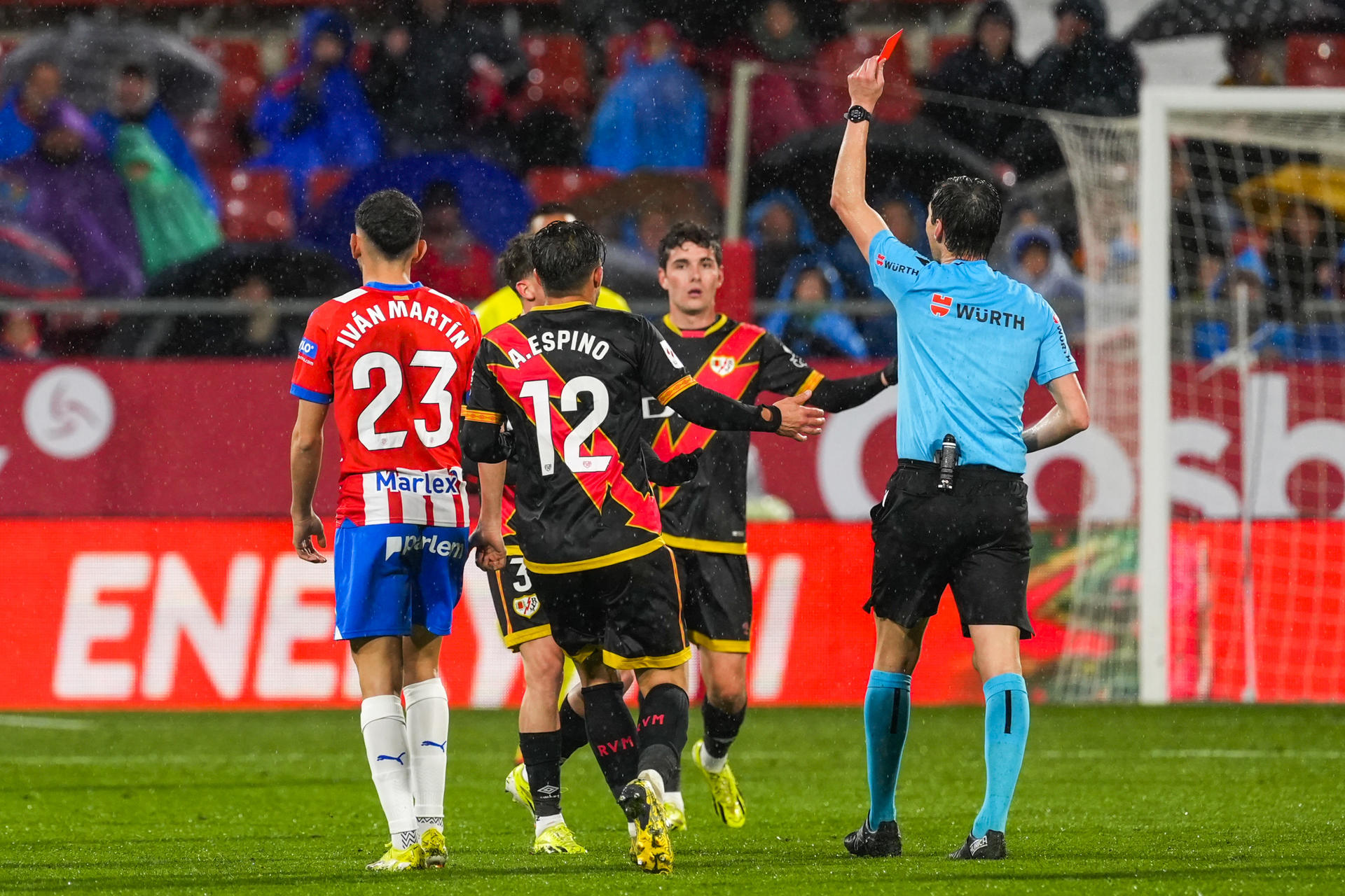 El árbitro De Burgos Bengoetexea (d) muestra la tarjeta roja a Josep Chavarría, del Girona, durante el partido de LaLiga que Girona FC y Rayo Vallecano disputan este lunes en el estadio de Montilivi. EFE/David Borrat

