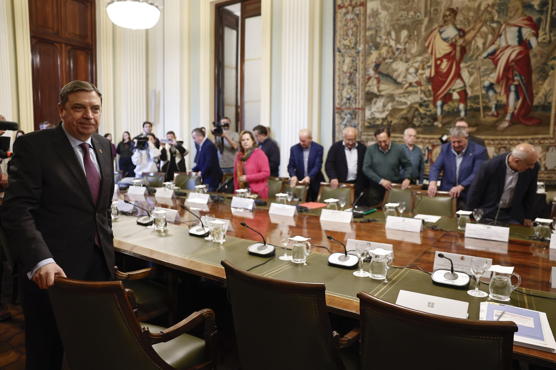 MADRID, 28/02/2024.-El ministro de Agricultura, Pesca y Alimentación, Luis Planas (i), recibe a las organizaciones agrarias Asaja, COAG y UPA para abordar las decisiones adoptadas este lunes en el Consejo de Ministros de Agricultura de la UE, mientras los agricultores catalanes prolongan hasta el jueves sus protestas.EFE/ Sergio Perez
